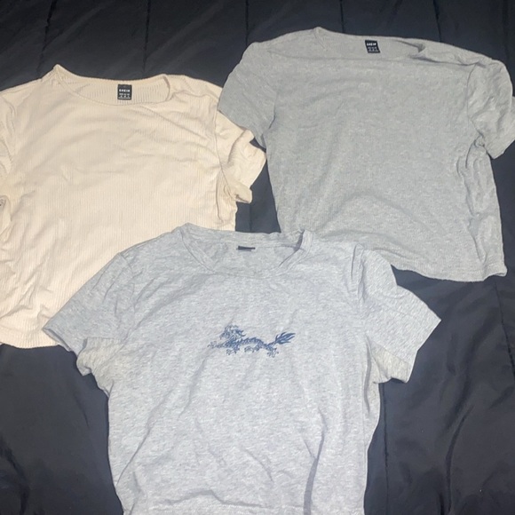 Gray and Cream Short Sleeve Tops - Picture 2 of 5